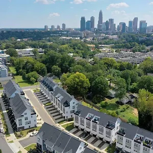  Apartment 4 Story Queen Retreat! New! Walk To Downtown! United States